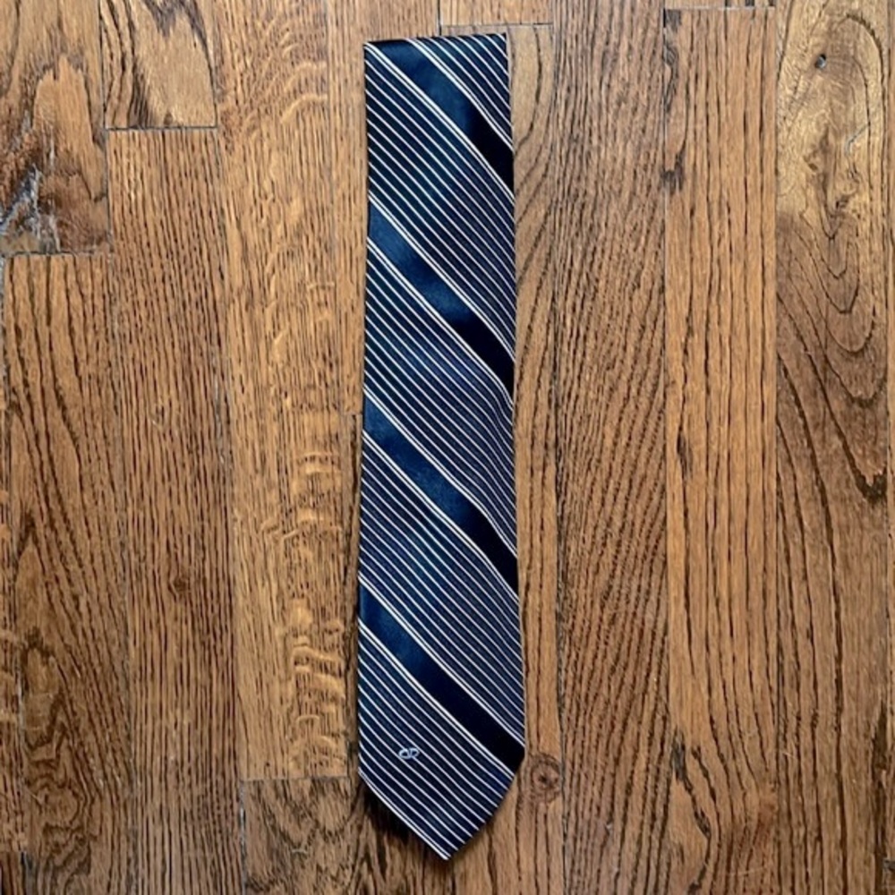 Valentino Men’s Navy Blue Striped Silk Neck Tie. Excellent condition.